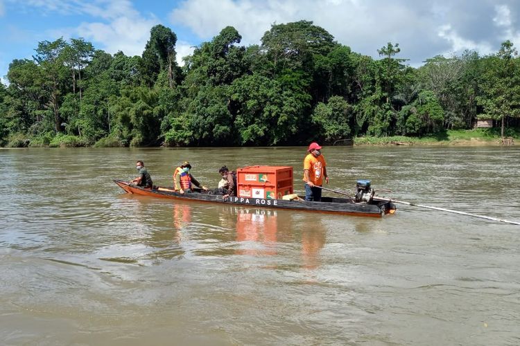 Para penjaga hutan (ranger) saat mengangkut orangutan Gisel dalam kandang transport menggunakan perahu kayu menuju Hutan Lindung Sungai Lesan (HLSL), Kabupaten Berau, Kalimantan Timur (Kaltim), Sabtu (19/6/2021). 