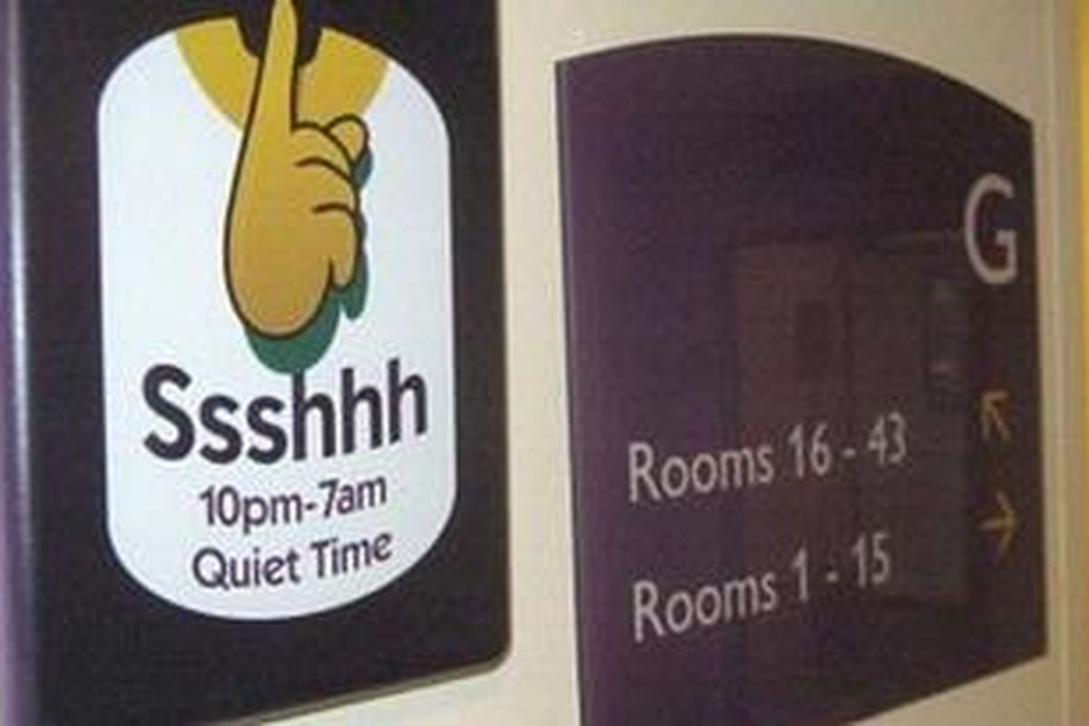 Alat "ssshhh-o-meters" akan menyala jika bunyi di ruangan mencapai level tertentu untuk mengingatkan orang agar tak berisik. 