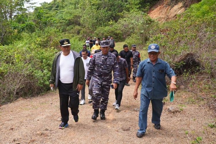 Penjabat (Pj) Gubernur Sulawesi Selatan (Sulsel) Bahtiar Baharuddin meninjau lahan seluas 5 ha yang berasal dari hibah warga yang akan dibangun Posal, Minggu (26/11/2023).