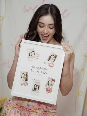 Ranty Maria tampil manis dan feminin saat bridesmaid proposal. Intip gaya busana, makeup, dan rambutnya yang jadi sorotan.