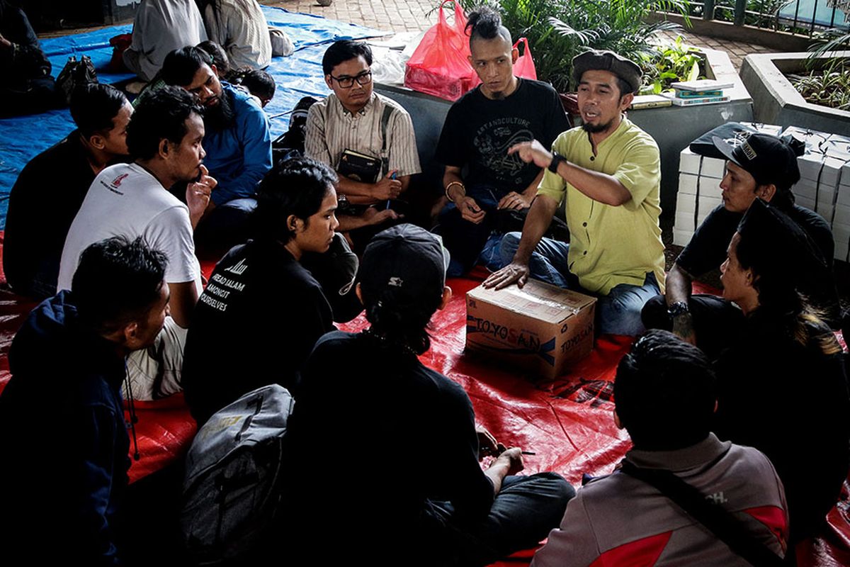 Foto dirilis Selasa (21/5/2019), menunjukkan Ustaz Halim Ambiya (kedua kanan) memberikan ceramah kepada sejumlah anak punk di kolong jembatan layang Tebet, Jakarta. Sebuah komunitas bernama Tasawuf Underground didirikan untuk merangkul dan mengenalkan kembali agama pada anak jalanan dan anak punk, serta membantu mengubah stigma masyarakat terhadap mereka.