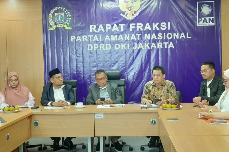 Calon Wakil Gubernur DKI Jakarta Ahmad Riza Patria di ruang Fraksi PAN DPRD DKI, Senin (3/2/2020)