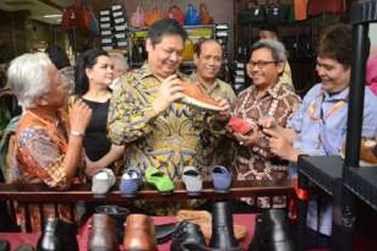 Menteri Perindustrian (Menperin) Airlangga Hartarto pada Temu Usaha, Pameran, dan Fashion Show Industri Alas Kaki, Kulit dan Aneka Nasional di Kemenperin, Jakarta, Selasa (1/11/2016).