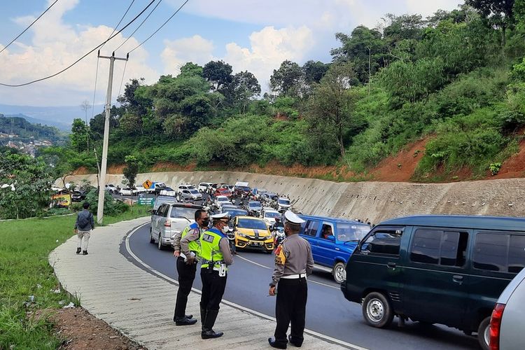 Tanjakan Gentong, Kabupaten Tasikmalaya, Jawa Barat, terus dipadati kendaraan dan mengalami kemacetan sampai 10 kilometer lebih mulai Rajapolah sampai perbatasan Garut-Tasikmalaya di Malangbong, Kamis (5/5/2022) sore.