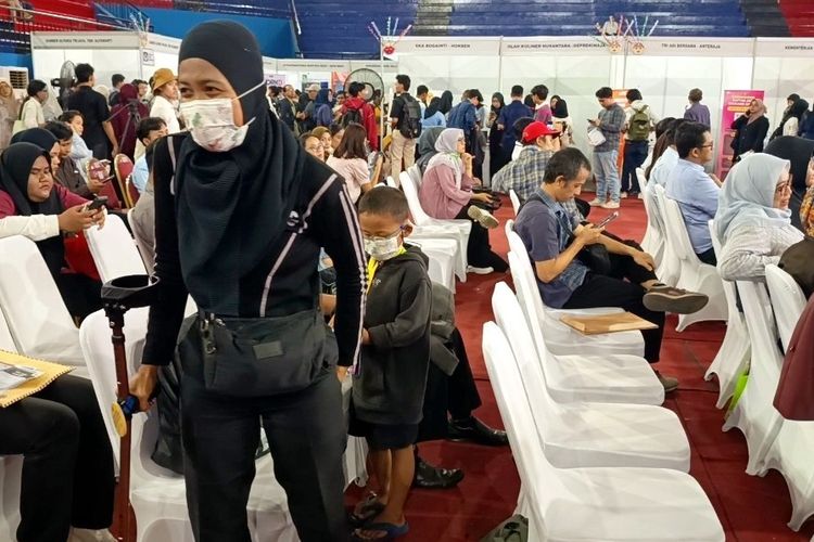 Kisah Evi, Penyintas Autoimun yang Tetap Berjuang Cari Kerja Meski Berjalan dengan Tongkat