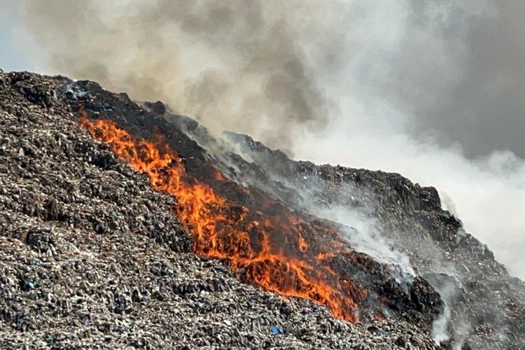 Kebakaran TPA Putri Cempo Solo Meluas di Blok B, C dan D, Pemadam Berjibaku 17 Jam