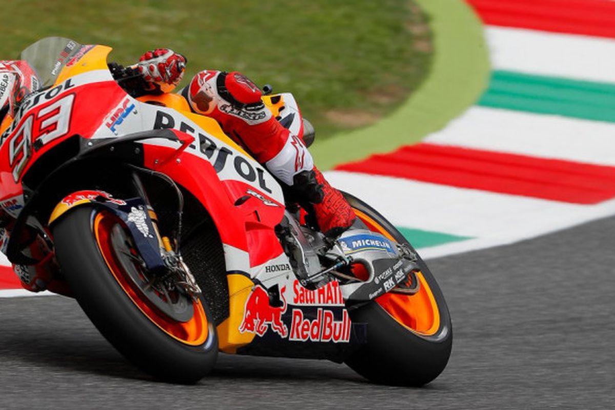 Aksi Marc Marquez saat menjalani sesi latihan bebas ketiga MotoGP Italia 2018, Sabtu (2/6/2018).
