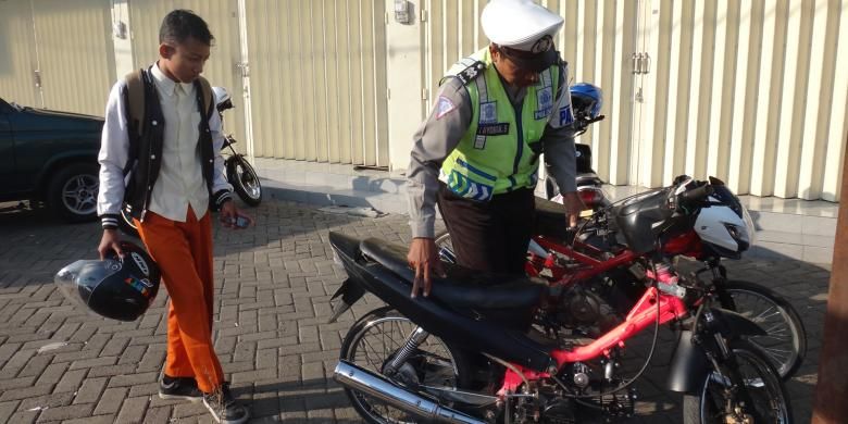 Petugas Satlantas Polres Jember, Jawa Timur, mengamankan motor pelajar yang tidak dilengkapi surat- surat, Rabu (11/9/13)