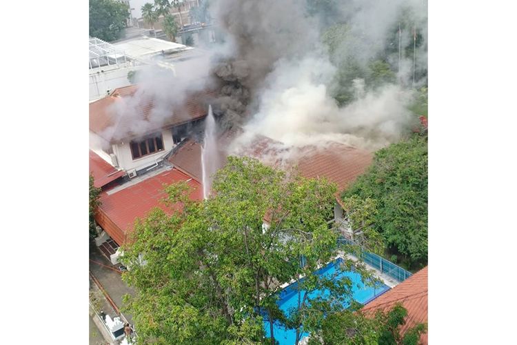 Suasana ketika pemadam kebakaran menjinakkan api di Wisma Indonesia KBRI Bangkok, Thailand, pada Jumat siang waktu setempat (11/10/2019).