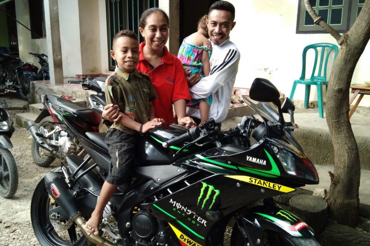 PHOTO:Rivaldy Elvans Krisna Sopbaba sedang berada di sepeda motor dan berposes bersama kedua orang tuabdan adiknya, Minggu (11/2/2018)