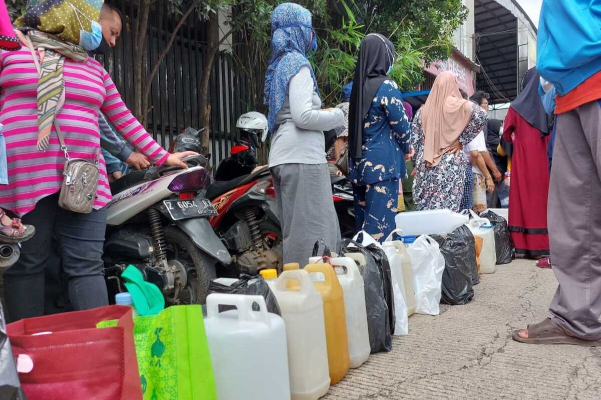 Ratusan warga Sumedang rela antre panjang, panas-panasan sejak pagi demi mendapatkan 4 Kg minyak curah di Sumedang kota, Senin (28/3/2022). AAM AMINULLAH/KOMPAS.com