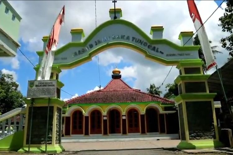 Masjid Saka Tunggal yang berada di Desa Pekuncen, Kecamatan Sempor, Kabupaten Kebumen merupakan salah satu masjid  tertua di Kebumen dan telah masuk sebagai Cagar Budaya sejak tahun 2015. 