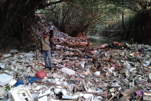 [BERITA FOTO] Tumpukan Sampah Berusia 50 Tahun di Kali Baru