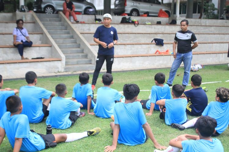 Para pemain Dream Team NYXS Indonesia mendengar arahan ketika tampil dalam uji coba melawan Serpong FC U-12 di Lapangan SGU Serpong. Dream Team NYXS Indonesia yang sedang persiapan mengikuti Turnamen TicTac U-12 di Barcelona pada 16-18 Desember 2022, menang 7-2. 