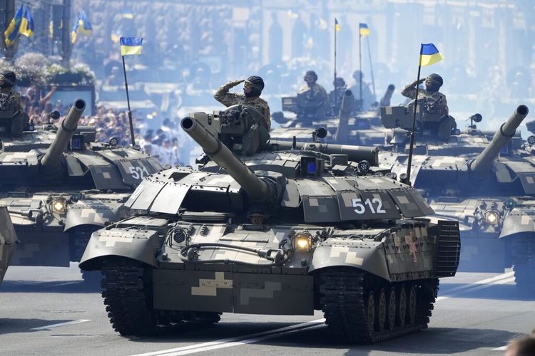 Tanks ride along Khreshchatyk Street, during a military parade to celebrate Independence Day in Kiev, Ukraine, Tuesday, Aug. 24, 2021. (AP Photo/Efrem Lukatsky)