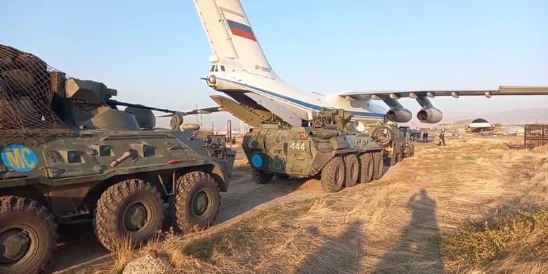 Salah satu dari 20 unit pesawat Ilyushin Il-76 dengan kendaraan lapis baja di sampingnya tiba di Yerevan, Armenia. Sebanyak 400 tentara penjaga perdamaian Rusia sudah tiba di Armenia, dalam melaksanakan misi mereka menjaga gencatan senjata antara Armenia dan Azerbaijan di Nagorno-Karabakh.