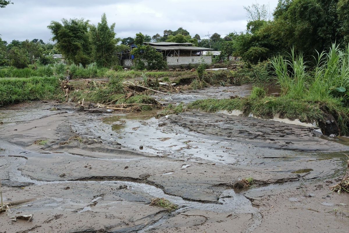 Kondisi salah satu kolam ikan koi di sentra perikanan koi Desa Pranggang, Kecamatan Plosoklaten, Kabupaten Kediri, Jawa Timur, yang rusak akibat diterjang banjir bandang, Kamis (30/1/2025).