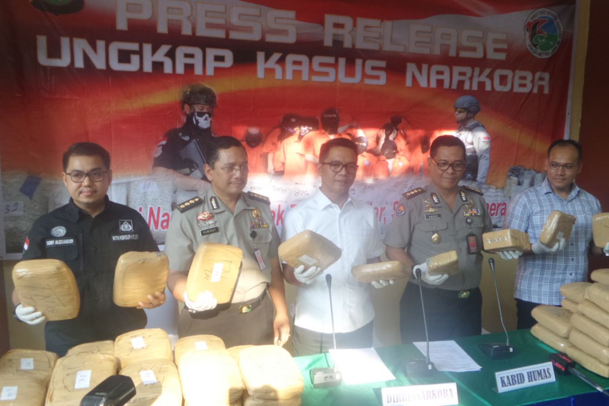 Polda Metro Jaya amankan 225 kilogram narkotika jenis ganja  yang berasal dari Aceh. Ratusan kilogram ganja dikirim menggunakan sebuah truk ekspedisi untuk mengelabui petugas, Rabu (30/8/2017)