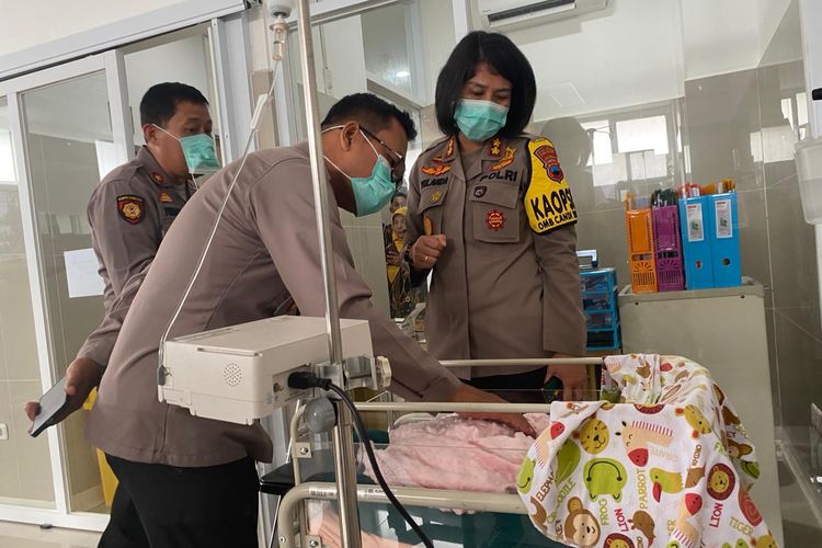 DOKUMENTASI/Kapolres Magelang Kota AKBP Yolanda Evalyn Sebayang sedang melihat kondisi bayinyang ditemukan karyawan toko Roti Paula, bayi tersebut saat ini berada di RS Budi Rahayu 