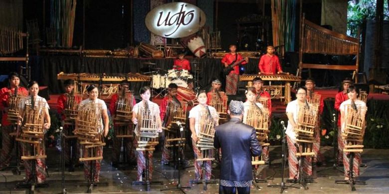 Angklung performers from Saung Angklung Udjo perform Queens Bohemian Rhapsody on the traditional instrument