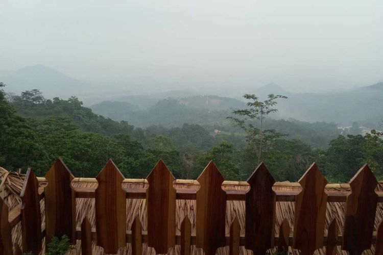 Saung Koffie Hideung memperkenalkan sensasi ngopi di atas awan, di Puncak Sempur, Desa Cintalaksana, Kecamatan Tegalwaru, Kabupaten Karawang, Jawa Barat.