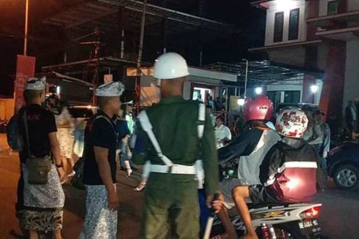 Anggota Banser Ambon bersama pemuda umat hindu ikut menjaga malam ibadah Natal di Gereja Silo Ambon, Selasa malam (24/12/2019)