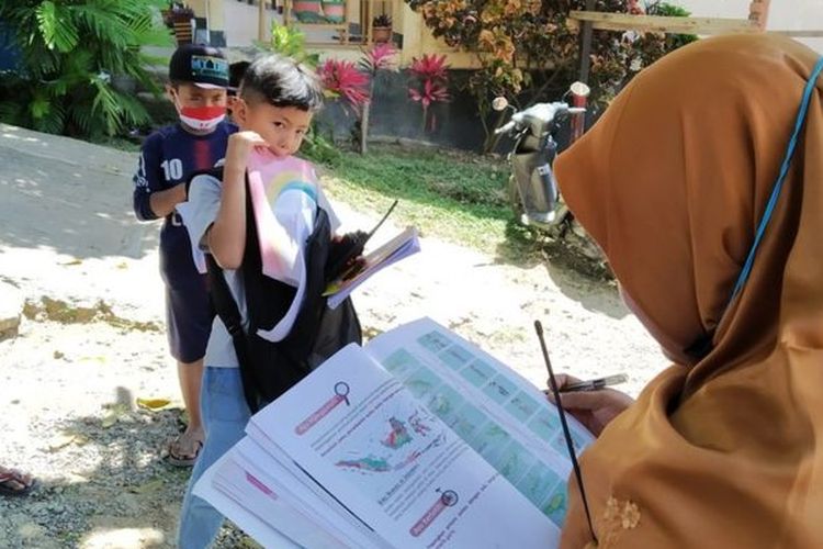 Hafsah menceritakan akibat belajar dari rumah, awalnya pembelajaran siswa tidak maksimal. Banyak anak-anak yang tidak belajar, tidak terkontrol oleh guru.