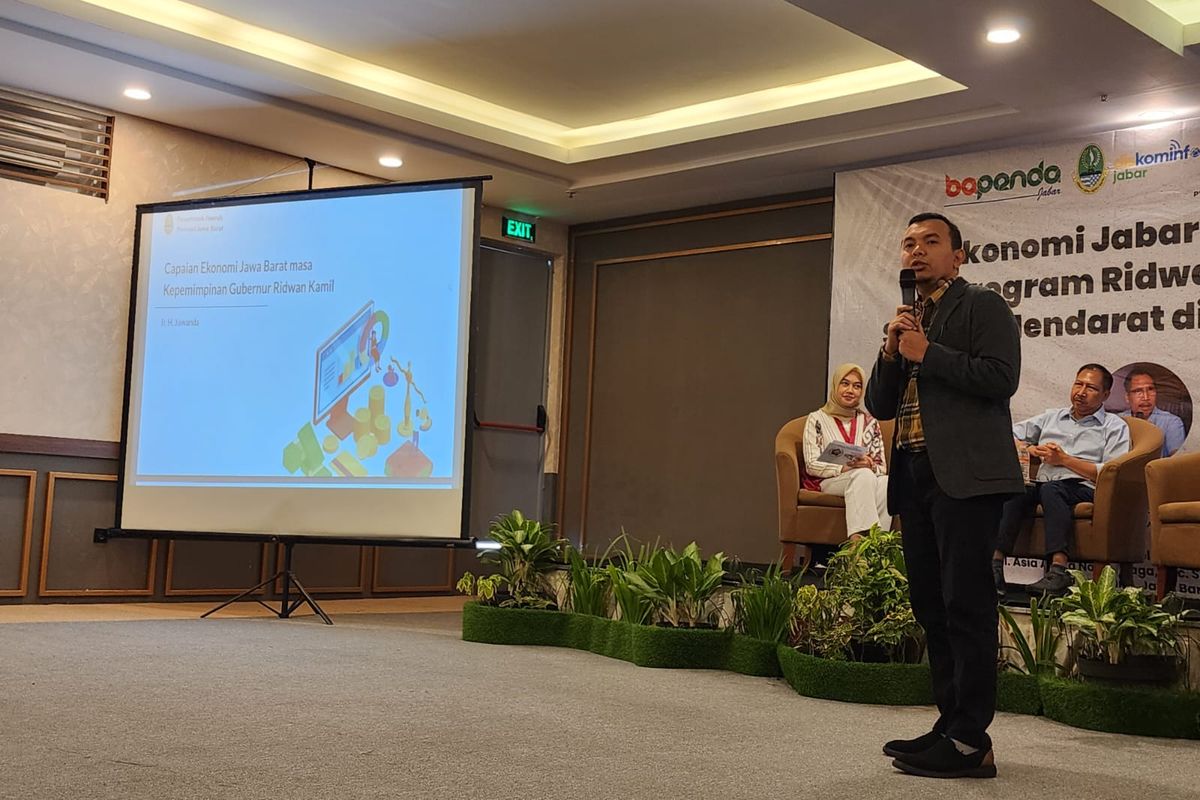 Gubernur Jawa Barat (Jabar) Ridwan Kamil dalam Diskusi Galang Aspirasi Politik (Gaspol) bertajuk Ekonomi Jabar Melesat, Program Ridwan Kamil Sukses Mendarat di Masyarakat di Grand Hotel Preanger, Kota Bandung, Kamis (27/7/2023).
