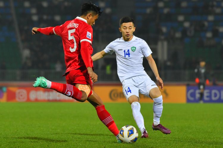 Bek timnas U20 Indonesia Kakang Rudianto dibayangi oleh gelandng Uzbekistan Abbosbek Fayzullaev. Laga Indonesia vs Uzbekistan pada matchday ketiga Grup A Piala Asia U20 2023 digelar di Stadion Istiqlol, Fergana, Uzbekistan, Selasa (7/3/2023) malam WIB. Skor akhir 0-0.