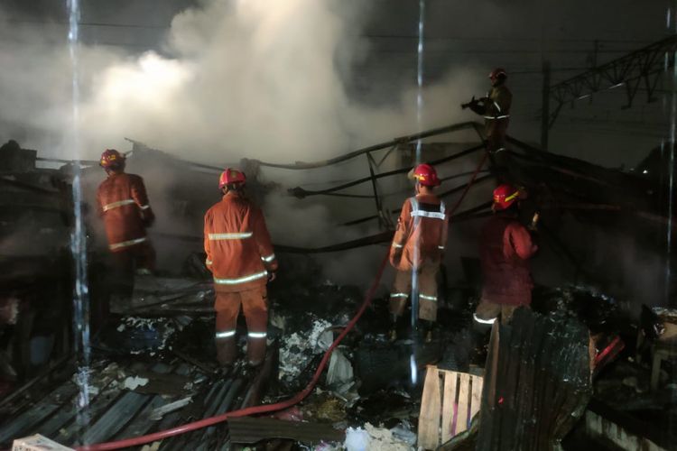 Kios pedagang di Pasar Kemiri Muka, Kota Depok, Jawa Barat yang habis dilalap api pada Senin (2/5/2022) malam. Pihak Damkar memastikan bahwa saat ini api sudah dalam proses pendinginan. (Dinas Damkar Kota Depok). 