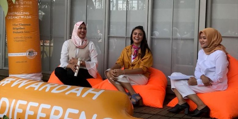 Dari kiri ke kanan: PR Manager Wardah Elsa Maharani, Amanda Rawles, dan dr.Vina Feriza Sp.KK dalam acara talkshow kesehatan kulit remaja di Bandung (17/9/18).