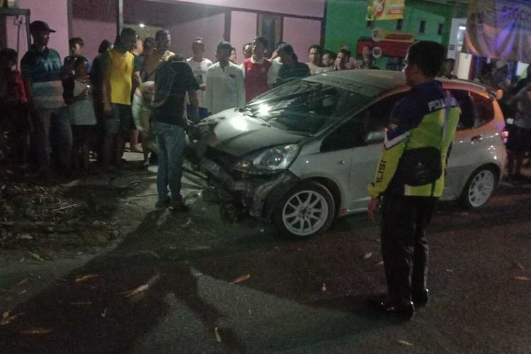 Petugas melakukan olah tempat kejadian kecelakaan mobil Honda Jazz menabrak pengendara motor di Jalan Brigjend Sutoyo, Sukorejo, Kabupaten Bojonegoro, Jawa Timur, Selasa (10/10/2023).