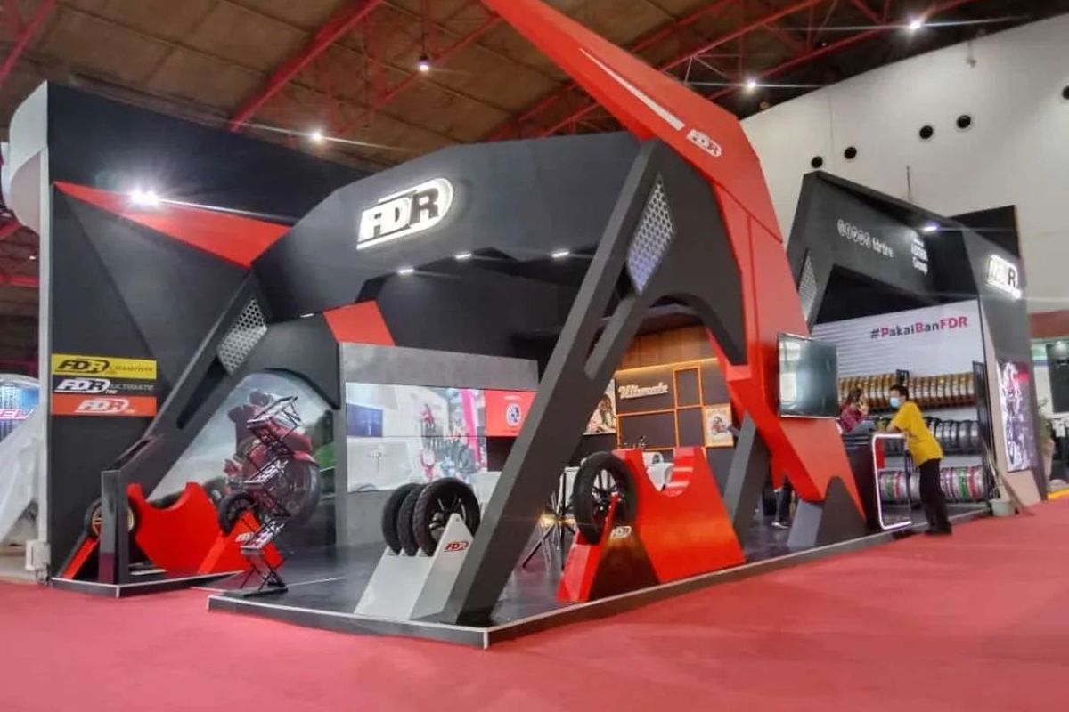 Booth FDR yang memberikan promo ban motor di Jakarta Fair 2022