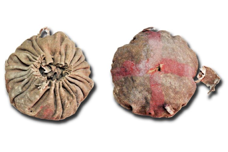 Bola kulit ini berusia sekitar 3000 tahun ditemukan di pemakaman tua Yanghai dekat kota Turfan, barat laut China.