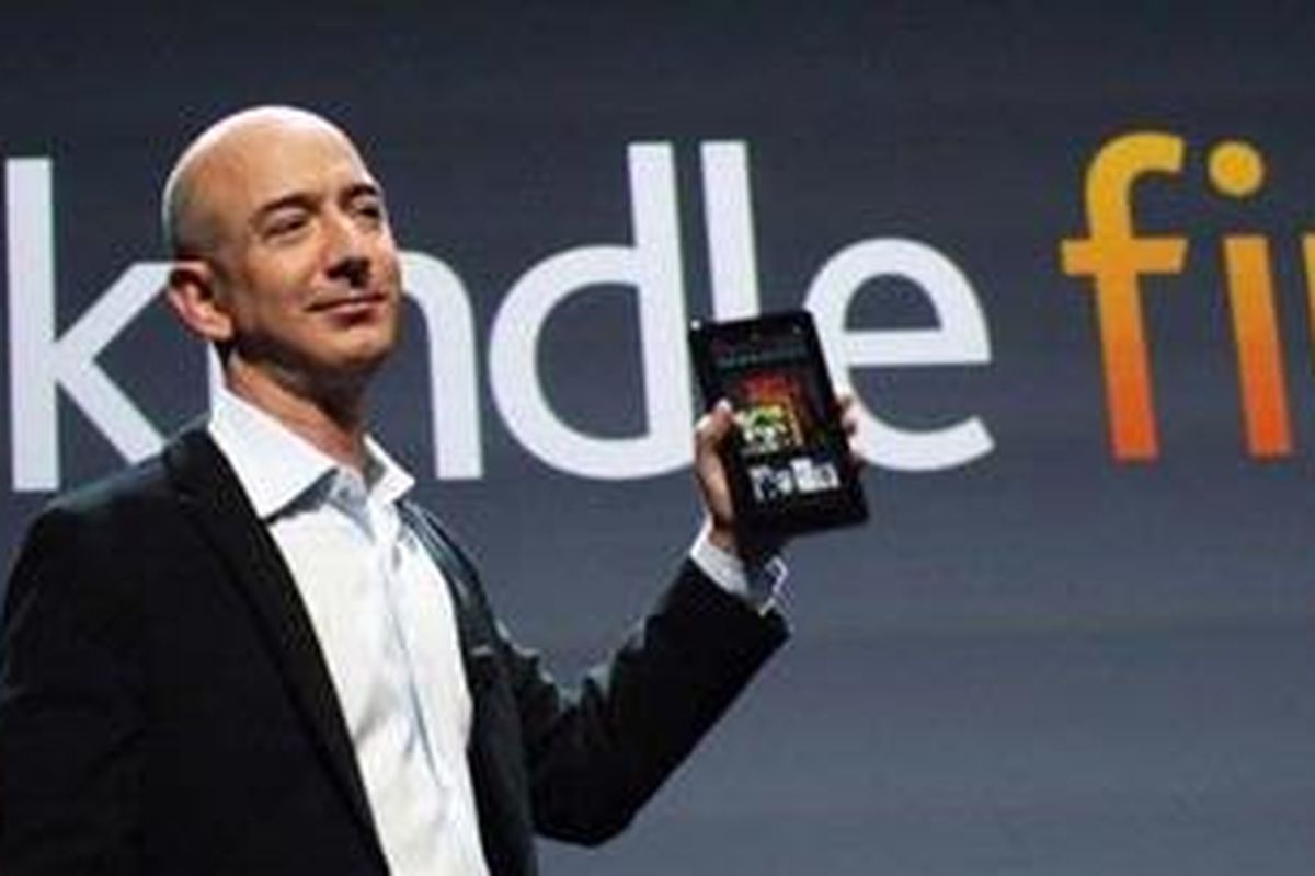 Pendiri Amazon Jeff Bezos memamerkan tablet Kindle Fire di New York, Rabu (28/9/2011).