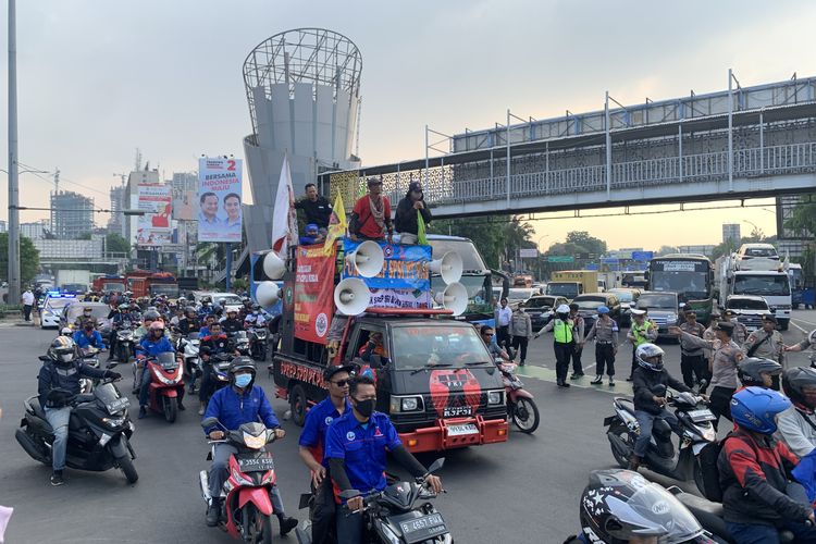 Para buruh kembali menggelar aksi demo di Jalan Ahmad Yani dan depan Gedung Dinas Ketenagakerjaan (Disnaker) menuntut adanya kenaikan upah minimum kota (UMK) Bekasi 2024, Kamis (30/11/2023). 