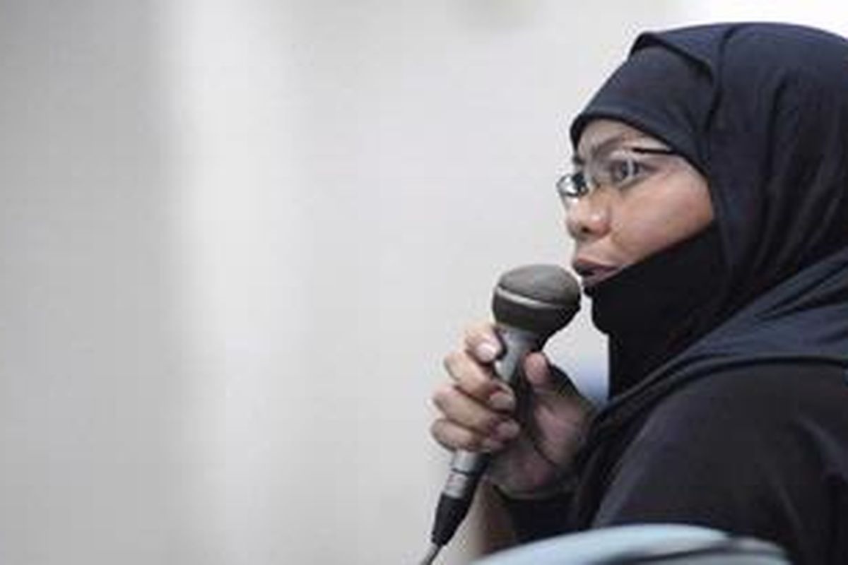 Terpidana pencairan dana Percepatan Pembangunan Infrastruktur Daerah di Kementerian Tenaga Kerja dan Transmigrasi, Dharnawati menjadi saksi dalam persidangan I Nyoman Suisnaya yang menjadi terdakwa dalam kasus yang sama di Pengadilan Tindak Pidana Korupsi, Jakarta, Senin (5/3/2012). Saksi lainnya, mantan tim asistensi di Kemenakertrans yang juga anggota Dewan Perwakilan Rakyat periode 2004-2009 dari Fraksi Partai Kebangkitan Bangsa, Ali Mudhori batal menghadiri persidangan karena sakit.