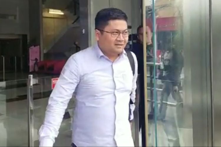 Kepala Sekretariat DPP PDI-P Yoseph Aryo Adhi Dharma meninggalkan Gedung Merah Putih KPK usai diperiksa penyidik, Kamis (13/2/2020).