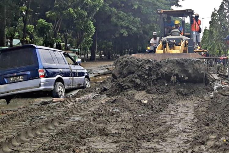 
Pembersihan jalan sepanjang 2 kilometer tersebut dilakukan dengan mengerahkan 3 unit excavator 2 unit loader. 