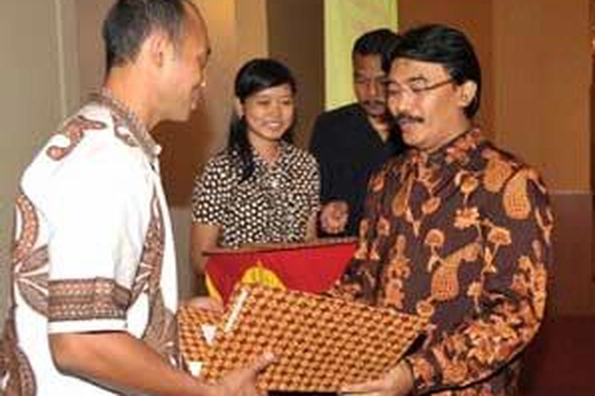 Menteri Negara Pemuda dan Olahraga Adhyaksa Dault, Rabu (1/4) di Jakarta, menyerahkan SK CPNS kepada atlet Suryo Agung Wibowo, peraih dua emas dan sekaligus pemecah rekor lari 100 meter SEA Games 2007 Thailand. 