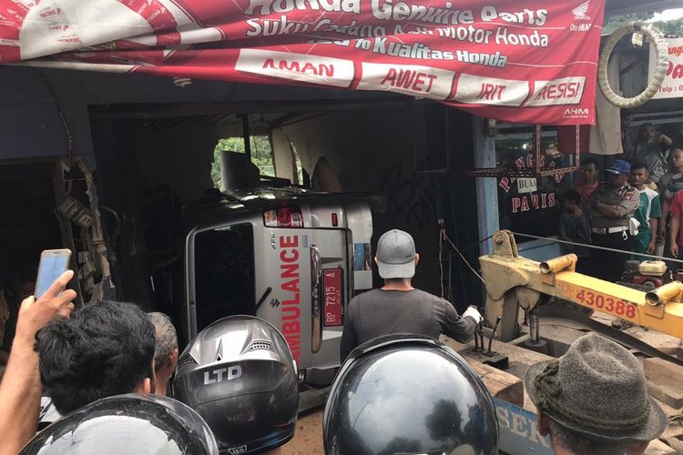 Satu unit mobil ambulan milik Gereja Santo Yosef menabrak bengkel motor yang berada dibilangan Bumi Perkemahan, Kabil, Batam, Kepulauan Riau, Sabtu (26/10/2019). Bahkan dari kejadian satu orang korban tewas ditempat setelah ditabrak ambulan tersebut.