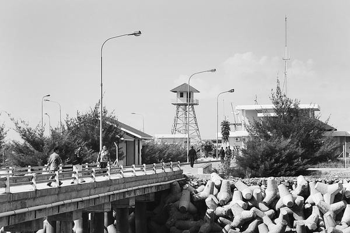 Pos Satuan Tugas Pengamanan Korps Marinir TNI Angkatan Laut di Pulau Nipah, Batam, Kepulauan Riau, Kamis (21/7). Pemerintah berencana mengembangkan pulau yang berhadapan dengan wilayah Singapura tersebut menjadi kawasan industri jasa maritim dipadu dengan sistem pertahanan-keamanan yang memadai.