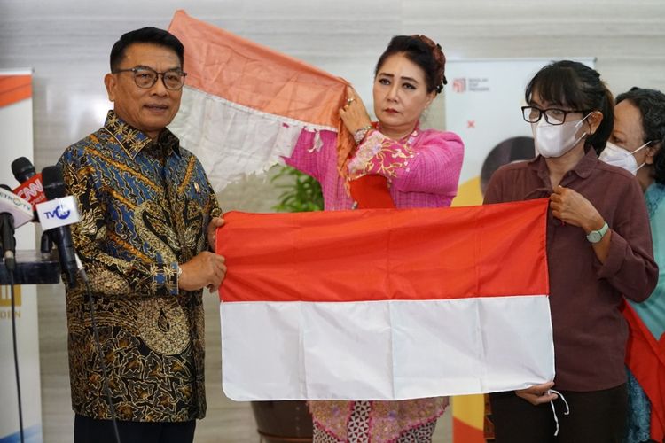 Kepala Staf Kepresidenan Moeldoko menyerahkan bendera Merah Putih dalam keadaan baik yang merupakan hasil penukaran dari bendera Merah Putih dalam kondisi compang-camping kepada komunitas Sedulur Bunda Milenial di Gedung Bina Graha, Kompleks Istana Kepresidenan, Jakarta, Senin (8/8/2022).