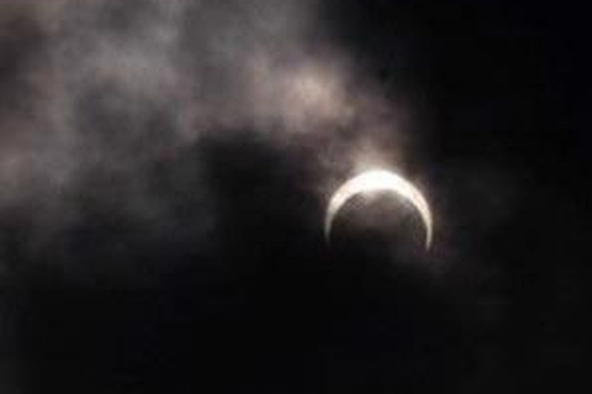 Fenomena gerhana matahari terlihat di Jakarta, Senin (26/1). Proses gerhana ini terjadi dari pukul 15.21-17.50 wib dan mencapai puncaknya pada pukul 16.41 wib. Gerhana matahari cincin ini dapat dilihat secara sempurna di wilayah Tanjung Karang Lampung, Anyer Banten, dan Samarinda.