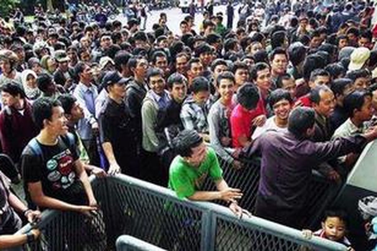 Ratusan calon penonton antre mendapatkan tiket untuk pertandingan tanggal 16 Desember antara Indonesia dan Filipina dalam laga semifinal Piala Suzuki AFF 2010 di Pintu 1, Stadion Utama Gelora Bung Karno, Jakarta, Rabu (15/12/2010). Peningkatan kinerja timnas dalam kejuaraan ini menimbulkan antusiasme masyarakat menyaksikan pertandingan dan memberikan dukungan secara langsung di stadion.
