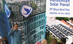 Pasang PLTS Atap, Bluebird Siap Reduksi 2.000 Ton Emisi Karbon Per Tahun 