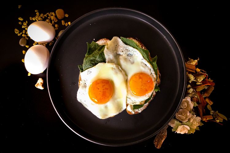 Telur adalah sumber vitamin B-12 yang baik sebagai salah satu makanan untuk tekanan darah rendah.