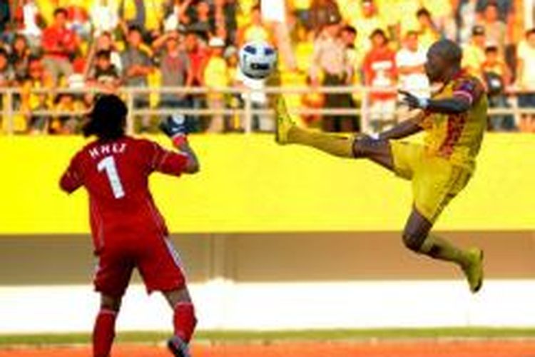 Keith Kayamba Gumbs (kanan), ketika masih menjadi kapten Sriwijaya FC. Foto ini diambil pada Rabu (11/5/2011), ketika Kayamba Gumbs berebut bola dengan penjaga gawang TSW Pegasus, Li Hon Ho pada laga akhir Grup F Asian Football Confederation Cup di Stadion Gelora Sriwijaya Jakabaring, Palembang. Sriwijaya FC menjadi juara Grup F setelah mengalahkan TSW Pegasus Hongkong dengan skor 3-2. 