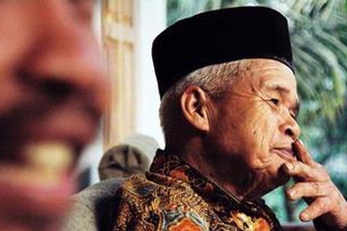 Juru kunci Gunung Merapi, Mas Penewu Suraksohargo atau kerap disapa Mbah Maridjan, saat berada di Dukuh Kinahrejo, Kelurahan Umbulharjo, Kecamatan Cangkringan, Kabupaten Sleman, Yogyakarta, pada pertengahan tahun 2006. 