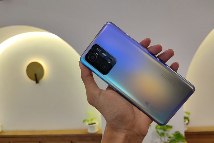 Tampak punggung Xiaomi 11T varian warna Celestial Blue.